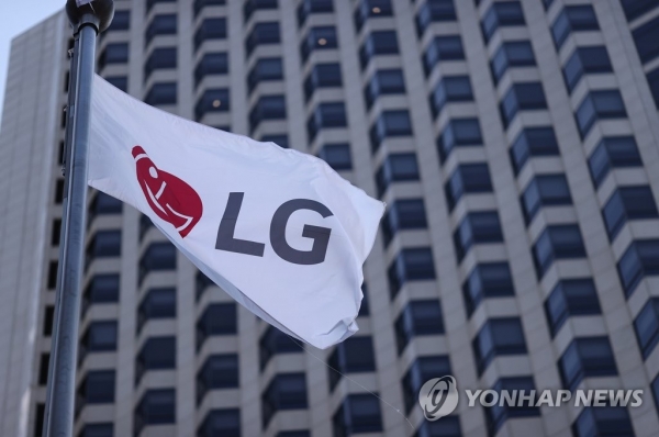 서울 여의도 LG트윈 타워 앞에 LG그룹 사기(社旗)가 걸려있다. [사진=연합뉴스]