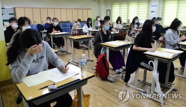 지난달 16일 오전 서울 영등포구 한 고등학교에서 고3학생들이 9월 모의고사를 준비하고 있다. [사진=연합뉴스]