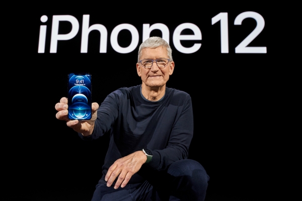 애플의 최고경영자(CEO) 팀 쿡이 13일(현지시간) 미국 캘리포니아주 쿠퍼티노의 사옥 애플 파크에서 열린 신작 스마트폰 아이폰12 공개 행사에서 4개 시리즈 중 하나인 '아이폰 12 프로'를 선보이고 있다. 초고속인 5세대 이동통신(5G)을 처음으로 지원하는 아이폰12 시리즈는 오는 30일부터 한국에서 판매된다. [사진=EPA/연합뉴스]