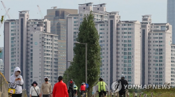 서울 잠실한강공원 일대에서 바라본 아파트 단지의 모습. [사진=연합뉴스]