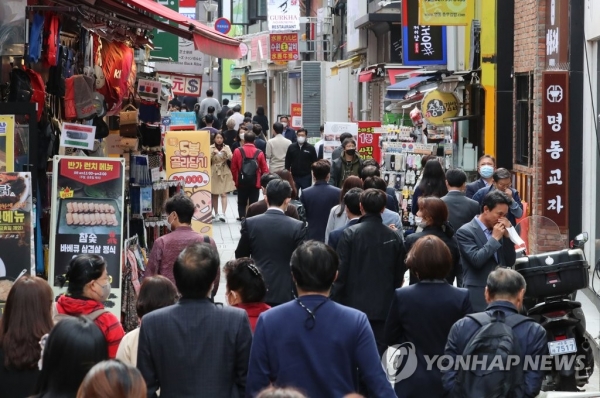 '사회적 거리두기' 1단계 전환 사흘째인 14일 오후 서울 명동거리가 점심 식사를 위해 이동하는 직장인들로 붐비고 있다. [사진=연합뉴스]