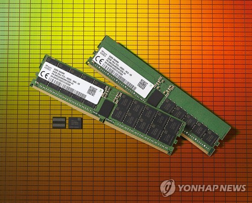 SK하이닉스가 지난 6일 세계 최초로 출시한 DDR5 D램, DDR5는 차세대 D램 규격으로 빅데이터, 인공지능, 머신러닝 등에 최적화된 초고속, 고용량 제품이다.[사진=연합뉴스]