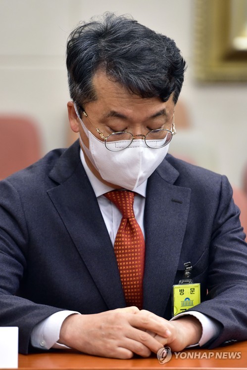 박현종 BHC 회장이 22일 국회 정무위 국감에 출석, 고개를 숙인채 앉아 있다.[사진=연합뉴스]