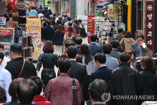 사회적 거리두기 1단계 전환 사흘째인 지난 14일 오후 서울 명동거리가 점심 식사를 위해 이동하는 직장인들로 붐비고 있다. [사진=연합뉴스]