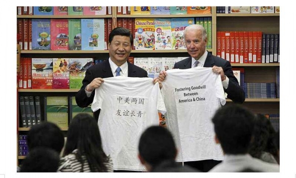 조 바이든 미 대통령 당선인이 시진핑(習近平) 중국 총서기 겸 국가주석이 국가부주석 시절 미국을 방문했을 때 함께 포즈를 취했다./제공=신화(新華)통신.