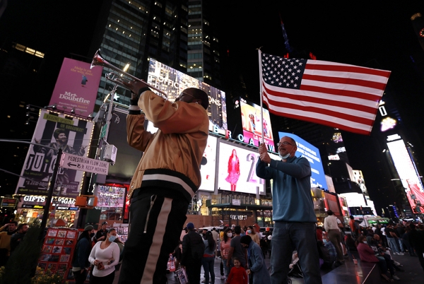 7일(현지시간) 미국 뉴욕시 타임스스퀘어에 모인 시민들이 조 바이든 대통령 당선자의 승리 선언 연설을 지켜보고 있다. [사진=뉴욕 EPA/연합뉴스]