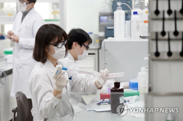 경기 성남의 SK바이오사이언스에서 연구원들이 코로나19 백신을 개발하고 있다. [사진=연합뉴스]