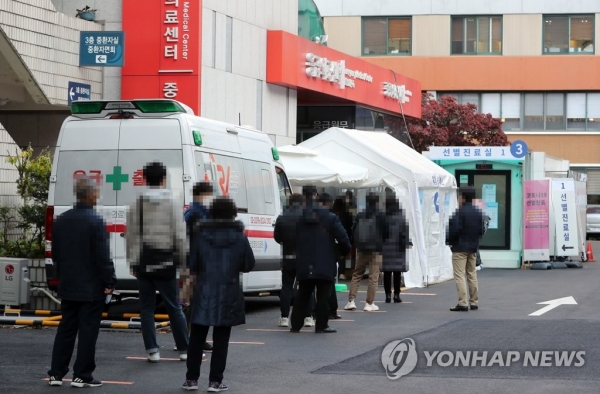 10일 서울 국립중앙의료원 코로나19 선별진료소에 검사를 받으려는 시민들이 줄을 서 대기하고 있다. [사진=연합뉴스]