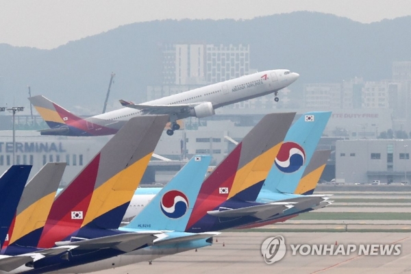 인천국제공항에 대한항공과 아시아나항공기의 여객기가 나란히 서있다. [사진=연합뉴스]