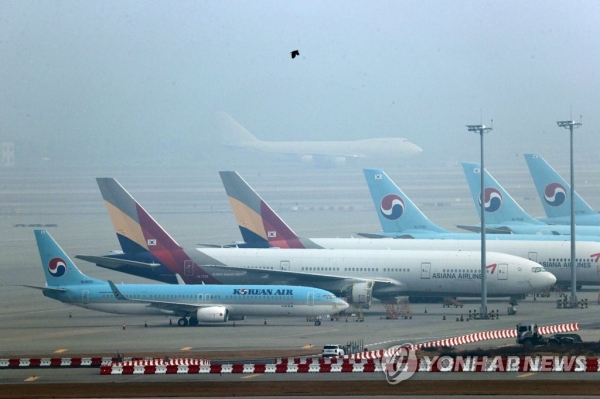 13일 오전 인천국제공항 주기장에 서있는 대한항공과 아시아나항공 항공기. [사진=연합뉴스]