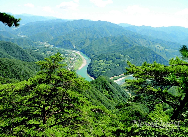 태화산을 돌아 단양으로 흐르는 남한강. [사진=김재준(시인·전 경북산림환경연구원장)]