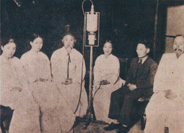 1930년대 경성방송국에 모인 연예인들, 왼쪽에서부터 김소희·박록주·정정렬·이화중선·임방울·한성준. [사진=구미시청]