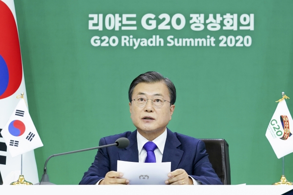 문재인 대통령이 지난 22일 오후 청와대에서 화상회의로 열린 리야드 G20 정상회의에서 '2050 탄소중립' 의지를 밝혔다. [사진=연합뉴스]