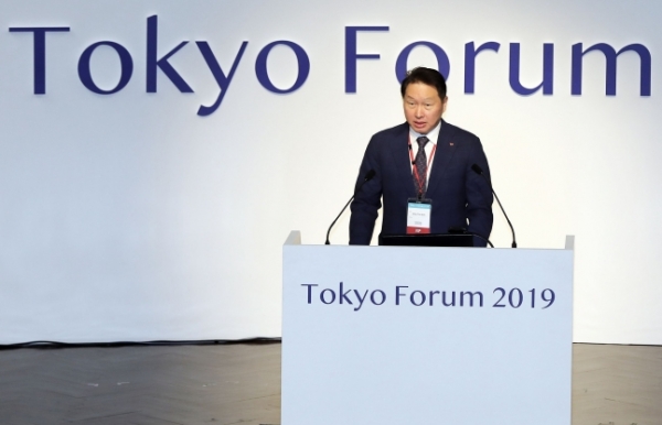 최태원 SK회장이 지난해 12월 6일 일본 도쿄대에서 열린 '도쿄포럼 2019' 개막식에서 연설을 하고 있다. [사진=SK그룹 제공]