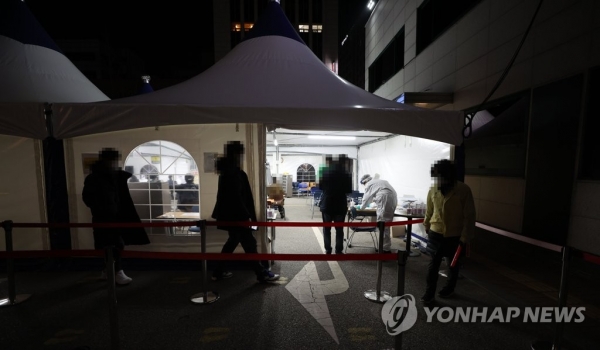 지난 7일 밤 서울 강남구보건소에 마련된 신종 코로나바이러스 감염증(코로나19) 선별 진료소에서 검사를 받으려는 시민들이 줄을 서고 있다. [사진=연합뉴스]
