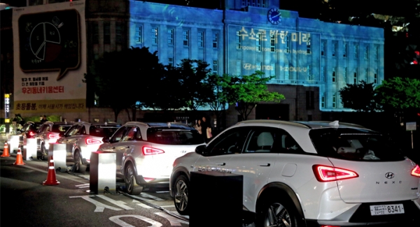 현대자동차가 지난 4월 22일 지구의 날을 맞아 서울시와 함께 세계 최초로 수소전기차 넥쏘의 연료 전지를 이용해 서울시청 외벽에 영상을 투사하는 ‘수소로 밝힌 미래’ 미디어 파사드  이벤트를 진행하고 있다. [사진=현대자동차 제공]