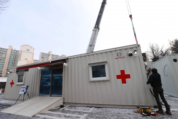 18일 서울 은평구 시립서북병원 앞 주차장 터에 코로나19 환자를 받기 위한 컨테이너 임시 병상 설치 작업이 진행되고 있다. [사진=연합뉴스]