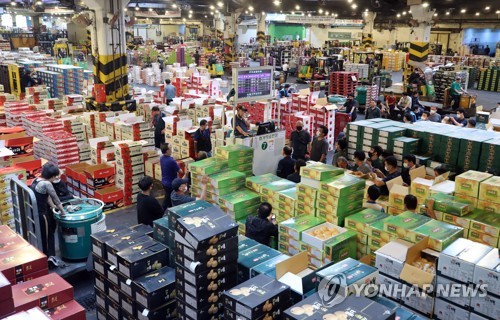 추석을 앞둔 지난 9월 서울 송파구 가락동농수산물도매시장에서 과일 경매가 이뤄지고 있다. (사진=연합뉴스)