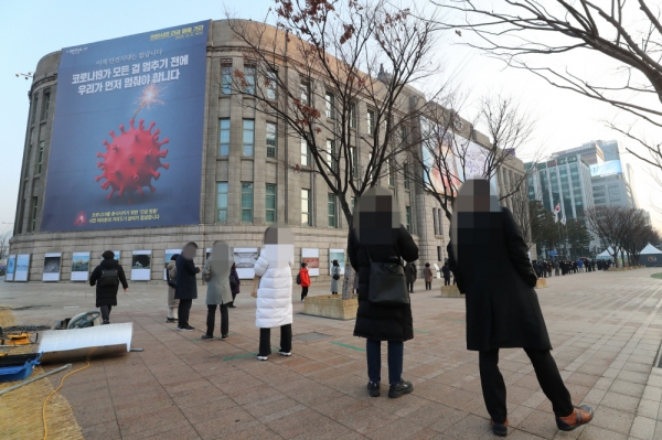 24일 오전 서울광장에 마련된 코로나19 임시선별진료소에서 시민들이 검사를 받기 위해 대기하고 있다. [사진=연합뉴스]