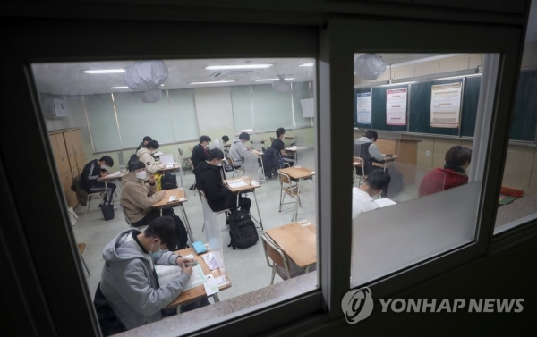 지난 3일 경남 창원시 마산고등학교에서 고등학생들이 자율학습을 하고 있다. [사진=연합뉴스]