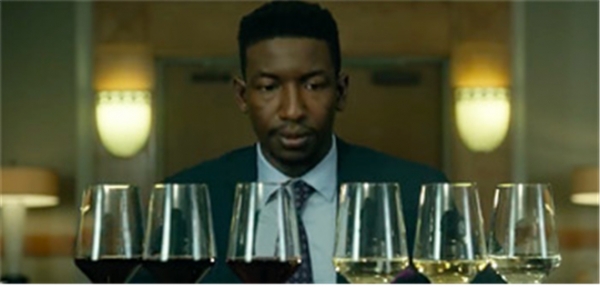 주인공이 시험장에서 6종의 와인을 블라인드 테이스팅하고 있다.(출처 : Netflix)
