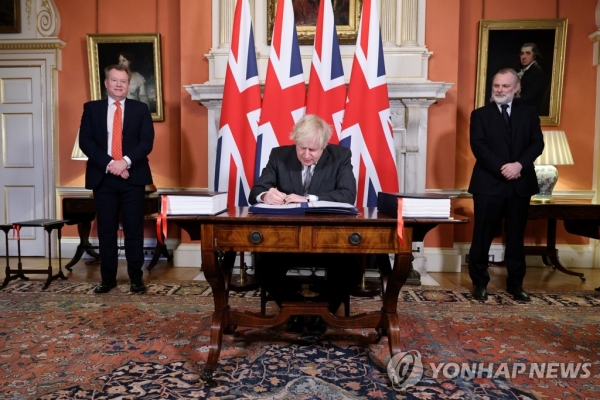 보리스 존슨 영국 총리가 30일(현지시간) 런던 다우닝가 10번지의 총리 관저에서 브렉시트(영국의 유럽연합 탈퇴) 협정문에 서명하고 있다. [사진=영국 총리실 제공/연합뉴스]