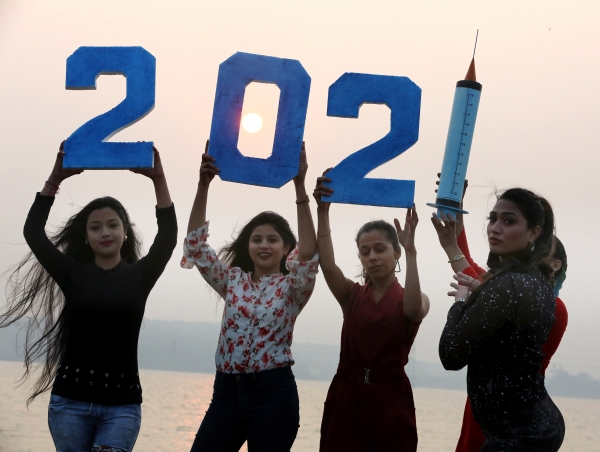 2021년 새해를 이틀 앞둔 30일(현지시간) 인도 중부 마디아프라데시 주도 보팔에서 4명의 여성이 '2, 0, 2'라는 숫자와 '1'자 모양의 코로나19 백신 접종용 주사기 모형을 들고 포즈를 취하고 있다. [사진=보팔 EPA/연합뉴스]