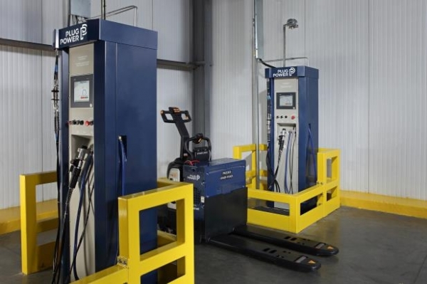 미국 플러그파워사의 고객사 물류창고에 설치된 수소충전기와 수소연료 지게차. [사진=SK 제공]