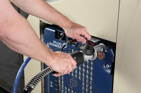 미국 플러그파워사의 수소 충전기에 수소를 주입하는 모습. [사진=SK 제공]