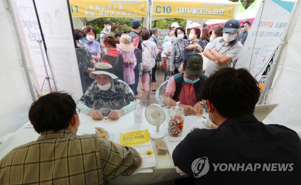 서울 노원구 중계근린공원에서 지난해 7월 열린 노원구 일자리박람회를 찾은 시민들이 상담을 받고 있다. [사진=연합뉴스]