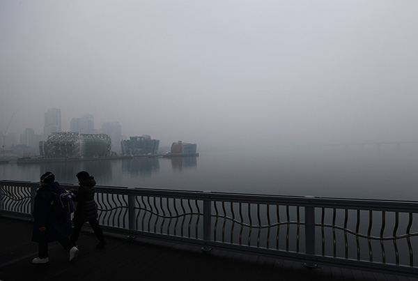 짙은 안개와 미세먼지가 찾아온 22일 오전 시민들이 잠수교에서 산책을 하고 있다. [사진=연합뉴스]