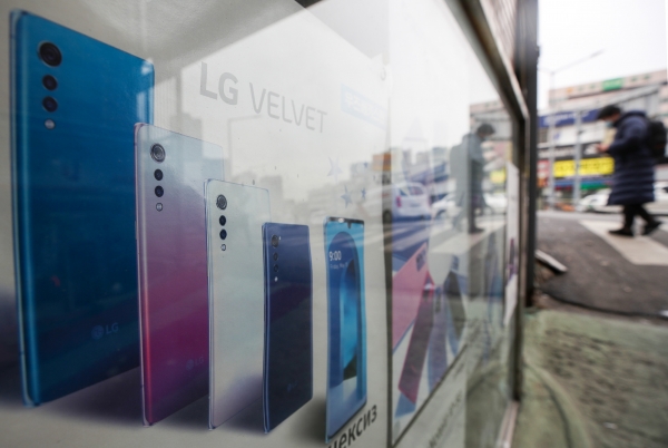 21일 오후 서울 용산의 한 핸드폰 매장에 LG 스마트폰 광고가 붙어 있다. [사진=연합뉴스]