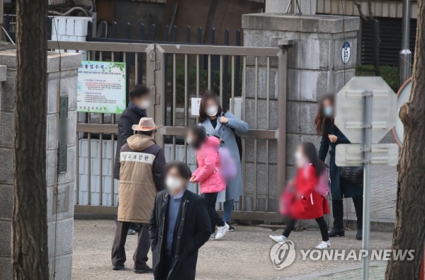 수도권 사회적 거리 두기가 2단계로 격상된 24일 오전 서울의 한 초등학교에서 어린이들이 등교하고 있다.
