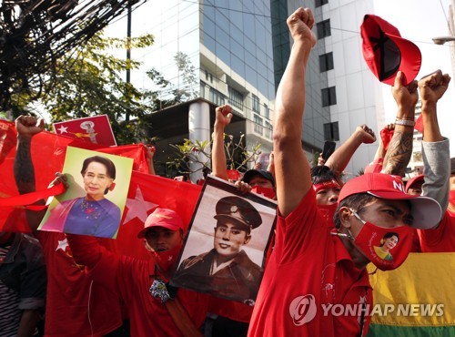 태국에 거주하는 미얀마 이주자들이 1일(현지시간) 방콕의 미얀마 대사관 앞에서 모국의 실권자 아웅산 수치 국가고문의 사진과 국기 등을 들고 군부 쿠데타를 규탄하는 시위를 벌이고 있다.(사진=연합뉴스)