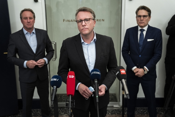 모르텐 뵈드스코프 덴마크 재무장관(가운데)이 지난 3일 기업인들과 함께 코로나19 전자여권 도입 계획을 발표하고 있다. [EPA=연합뉴스]