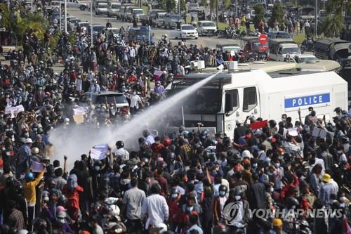수도 네피도에서 8일 경찰이 쿠데타 항의 시위대를 향해 물대포를 쏘고 있다. [사진=AP/연합뉴스]