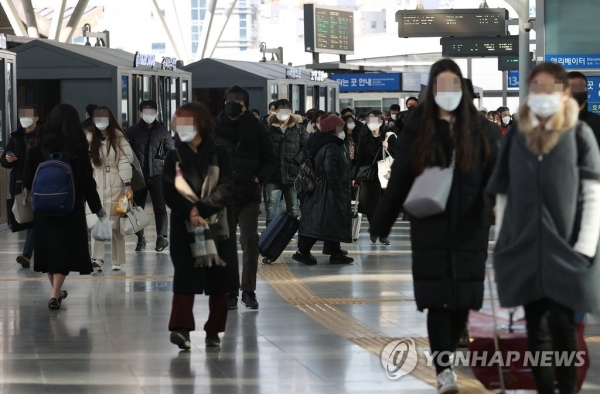 설 연휴를 이틀 앞둔 지난 9일 오전 서울역에서 시민들이 열차에 탑승하기 위해 이동하고 있다. [사진=연합뉴스]