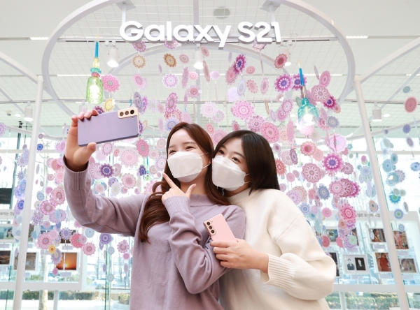서울 강남구 삼성 디지털프라자 삼성대치점에서 소비자들이 ‘갤럭시 S21’로 셀피를 촬영하고 있다. [사진=삼성전자]