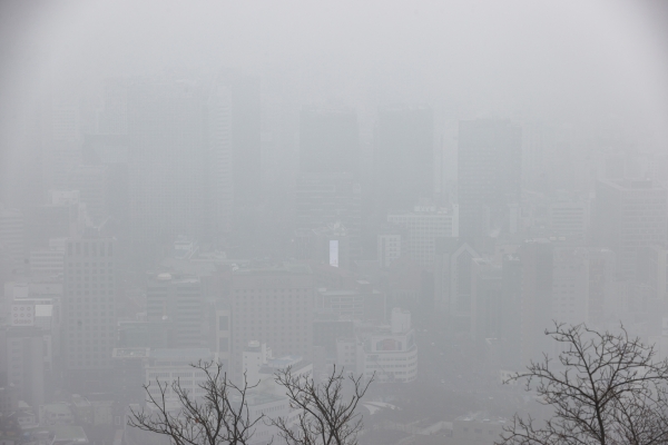 미세먼지 농도가 '나쁨'을 보인 지난 7일 오전 서울 남산전망대에서 바라본 시내가 먼지로 뒤덮여 있다. [사진=연합뉴스]