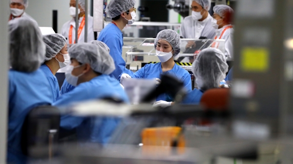 지난 1월 20일 SK바이오사이언스 공장에서 직원들이 아스트라제네카 백신 포장 작업을 하고 있다. [사진=연합뉴스]