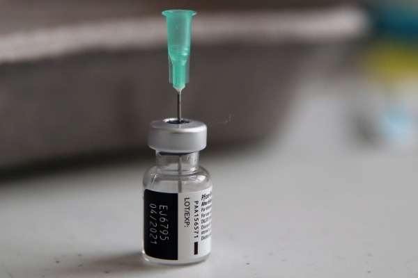 지난달 18일 프랑스 파리에서 촬영한 화이자·바이오엔테크 코로나19 백신 모습. [사진=연합뉴스]