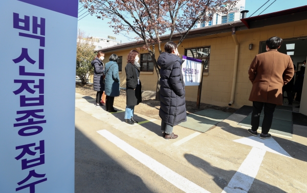 9일 서울 중구 국립중앙의료원 중앙예방접종센터에서 진행된 코로나19 백신 접종 모의훈련에서 참가자들이 접수를 위해 기다리고