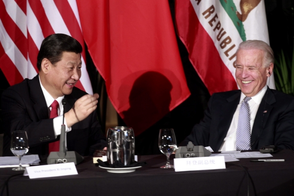 2012년 시진핑 당시 중국 국가부주석이 미국 캘리포니아주 로스앤젤레스를 방문해 조 바이든 당시 미국 부통령과 회담하고 있다. [사진=연합뉴스]