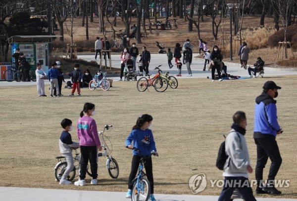 사회적 거리두기 완화 후 첫 주말이었던 지난 21일 오후 서울 양천공원을 찾은 시민들이 포근한 날씨를 즐기고 있다. [사진=연합뉴스]
