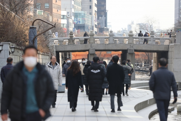 추위가 한풀 꺾이고 포근한 날씨를 보인 19일 오후 서울 종로구 청계천에서 시민들이 산책을 즐기고 있다. [사진=연합뉴스]