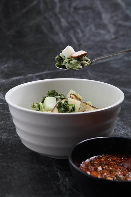가마솥으로 지어 고슬고슬한 '어수리밥'은 박가네의 '특제 양념장'으로 비벼 먹으면 한 그릇 뚝딱이라고 한다.