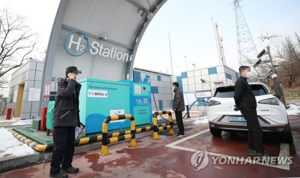 서울 마포구 상암수소충전소에서 한 수소전기차가 충전을 하고 있다. [사진=연합뉴스]
