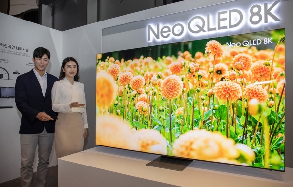 삼성전자 모델이 서울 서초동에 위치한 삼성 딜라이트에서 신제품 Neo QLED TV를 소개하고 있다. [사진=삼성전자 제공]