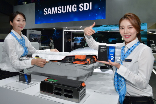 삼성SDI 모델이 '인터배터리 2019' 전시회에서 배터리 셀과 모듈, 팩을 소개하고 있다. [사진=삼성SDI 제공]