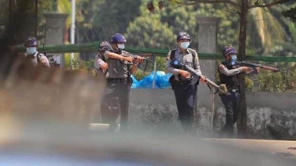 10일(현지시간) 북오깔라빠에서 총을 들고 시위대 진압에 나선 경찰들